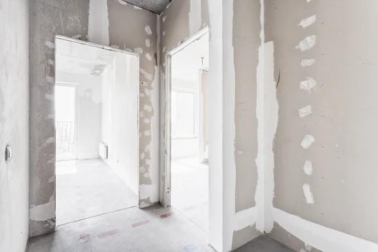 Intérieur en cours de rénovation avec cloisons en plaques de plâtre partiellement enduites