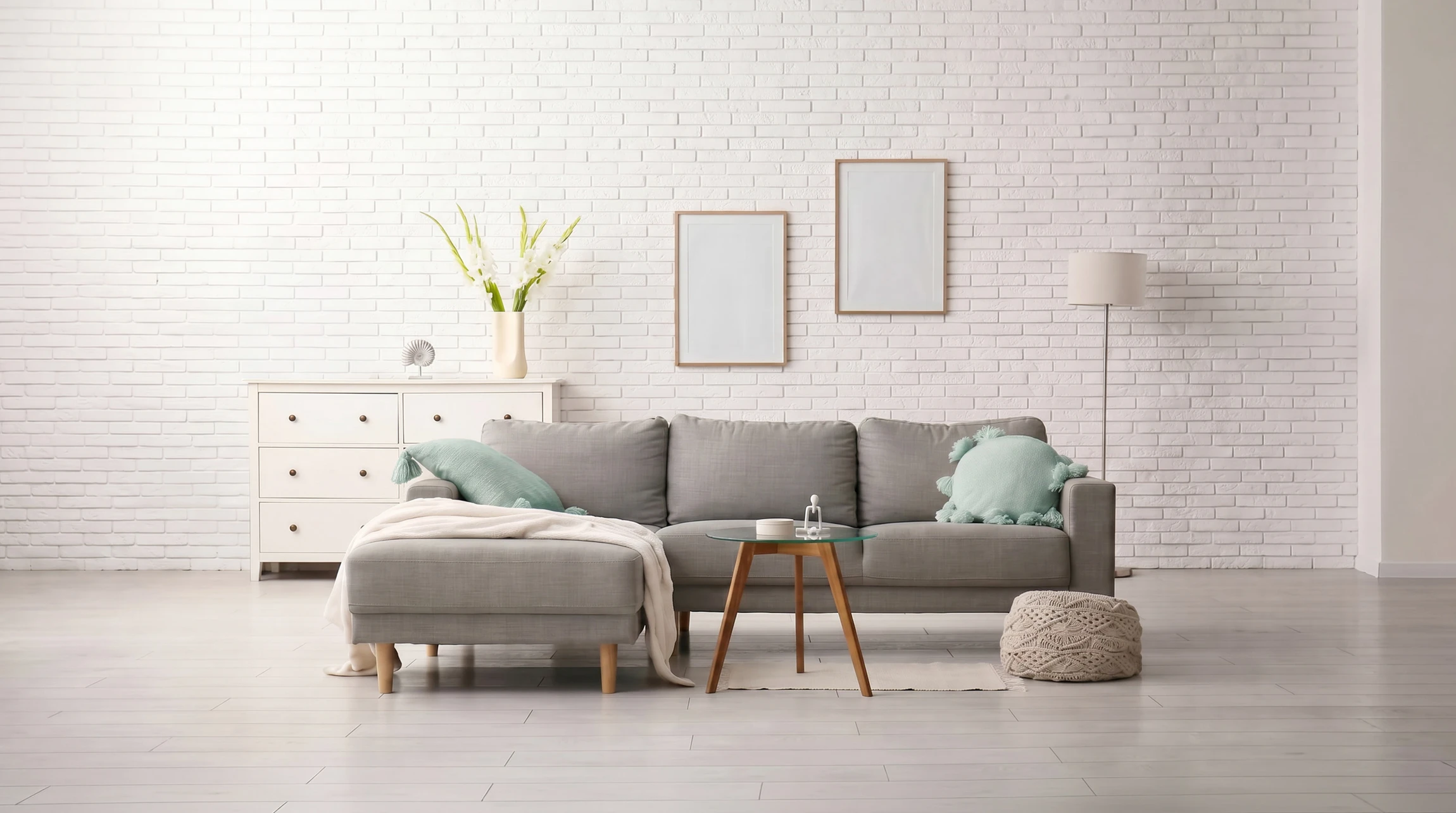 Ouvrier en salopette appliquant de l'enduit au plafond dans une pièce en rénovation